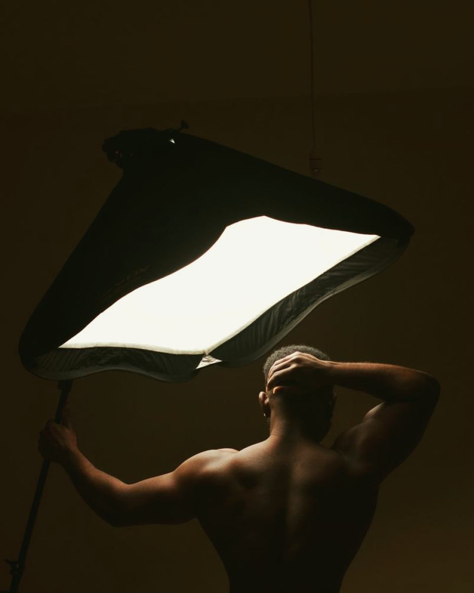 Retrato em estúdio começa por entender a luz e quem está à frente da câmera